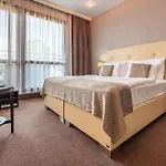 Отель Danubia Gate 4*