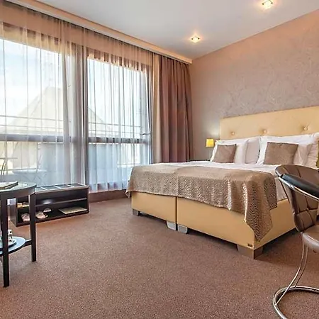 Отель Danubia Gate 4*